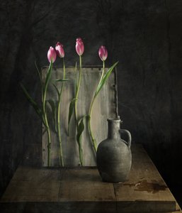 Martwa natura z tulipanami w rustykalnym stylu autorstwa chenyi wang