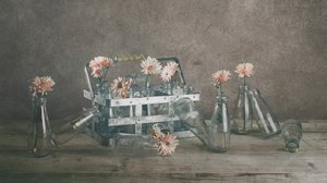 Butelki w stylu vintage z motywami kwiatowymi autorstwa chenyi wang