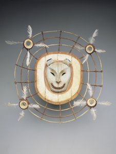 Maska przedstawiająca ducha niedźwiedzia, koniec XIX w. (drewno, farba, włókno, przewód jelitowy) autorstwa culture Yupik