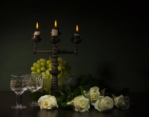 Elegancka martwa natura przy blasku świec