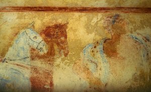 Kondukt żałobny z końmi i postaciami męskimi, fresk, detal, Grób Błękitnych Demonów, Nekropolia Tarquinia (Lista Światowego Dziedzictwa UNESCO, 2004), Lacjum, Włochy. Cywilizacja etruska, V wiek p.n.e. (zdjęcie) autorstwa Unbekannt Unbekannt