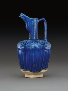 Nishapur formowany monochromatyczny kobaltowo-niebieski glazurowany dzban ceramiczny, wschodni Iran (ceramika)