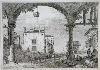 Widok przez arkadę w kierunku budynków przybrzeżnych (akwaforta) autorstwa Canaletto