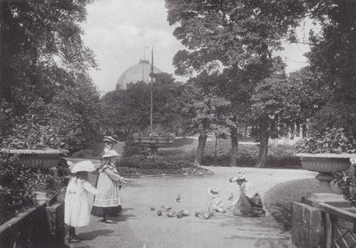 Karmienie gołębi, Buxton (zdjęcie czarno-białe) autorstwa (after) English photographer