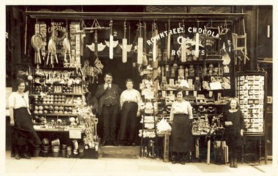 Sklep wielobranżowy, prawdopodobnie w nadmorskim kurorcie (zdjęcie czarno-białe) autorstwa (after) English photographer