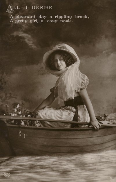 Dziewczyna w łodzi (zdjęcie czarno-białe) autorstwa (after) English photographer