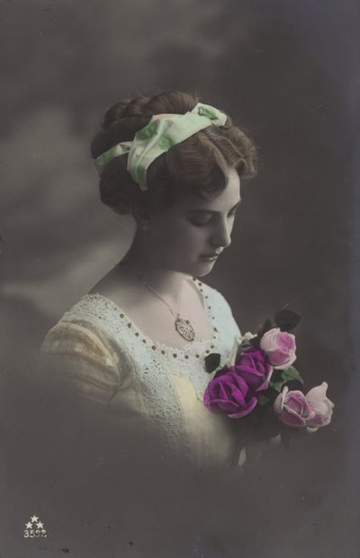 Dziewczyna zaglądająca w bukiet róż (zdjęcie kolorowe) autorstwa (after) English photographer