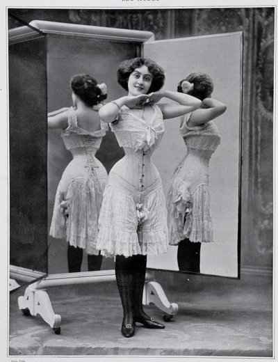 Model przedstawiający gorset Thylda, fot. Félix - w „Les Modes”, grudzień 1907. autorstwa (after) Felix Studio
