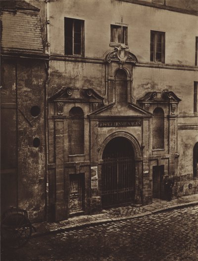 Wejście do Hospice des Menages rue de Sevres w 1868 roku (zdjęcie czarno-białe) autorstwa (after) French Photographer