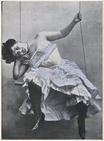 Dziewczyna na huśtawce (zdjęcie czarno-białe) autorstwa (after) French Photographer