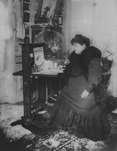 Jeanne Bloch i jej papuga (zdjęcie czarno-białe) autorstwa (after) French Photographer