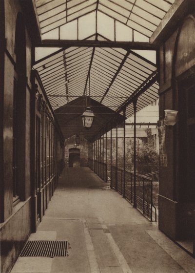 Stary pasaż Opery przy rue Le Peletier (zdjęcie czarno-białe) autorstwa (after) French Photographer