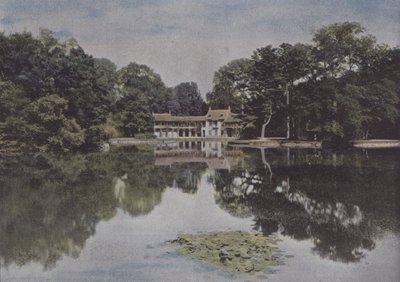 Petit Trianon, Widok na przysiółek i jezioro (kolorowe zdjęcie) autorstwa (after) French Photographer