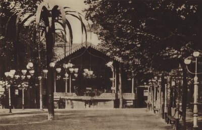 Bandstand Bal Mabille (zdjęcie czarno-białe) autorstwa (after) French Photographer