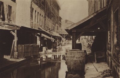 Garbarnie nad brzegiem Bievre (zdjęcie czarno-białe) autorstwa (after) French Photographer