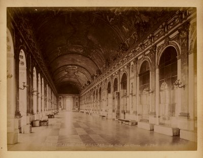 Paryż: Wersal, Sala Lustrzana (zdjęcie czarno-białe) autorstwa (after) French Photographer