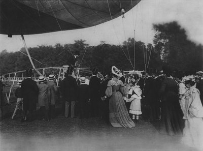 Santos Dumont i jego sterowiec (zdjęcie czarno-białe) autorstwa (after) French Photographer