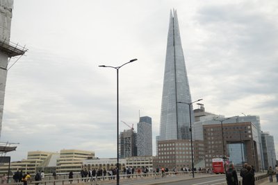 Most Londyński nad Tamizą w samym sercu Londynu autorstwa Albert Mansour