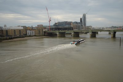 Most Londyński nad Tamizą w samym sercu Londynu autorstwa Albert Mansour