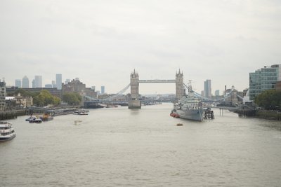 Most Londyński nad Tamizą w samym sercu Londynu autorstwa Albert Mansour