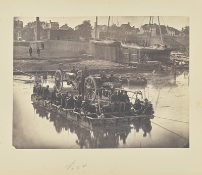 [Tratwa z koców przewożąca artylerię polową i ludzi przez rzekę Potomac]. autorstwa A.J. Russell