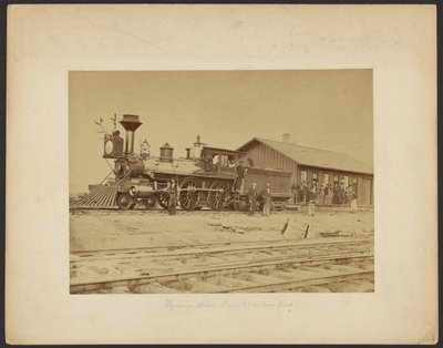 Wyoming Station Engine 23 na głównym torze [Wyoming]. autorstwa A.J. Russell