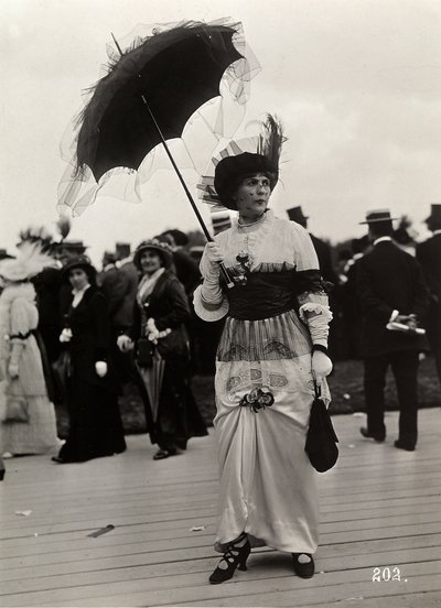 Moda na wyścigach: kobieca widz na Journée des drags, Auteuil, Francja (odbitka żelatynowo-srebrowa) autorstwa A. Calavas