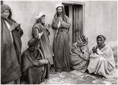 Mułła uczący modlitwy młodego człowieka, Irak, 1925. autorstwa A. Kerim