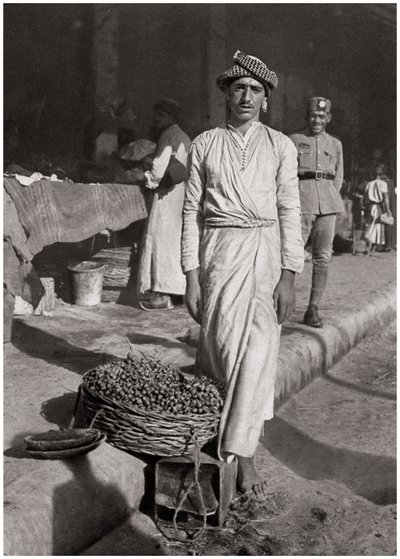 Mały handel, który przynosi niewielkie zyski, Irak, 1925. autorstwa A. Kerim