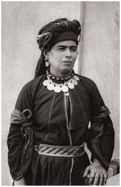 Kurdyjska dama w najlepszym stroju, Irak, 1925 autorstwa A. Kerim
