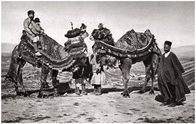 Pielgrzymi z wielbłądami w drodze do Karbali, Irak, 1925 autorstwa A. Kerim