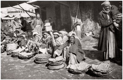Suq El Khubur, rodzimy rynek chleba, Bagdad, Irak, 1925. autorstwa A. Kerim
