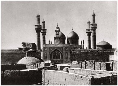 Złote kopuły i minarety meczetu al-Kadhimiya, Bagdad, Irak, 1925 autorstwa A. Kerim