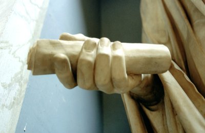 Fragment jednej z rąk z posągu rzymskiego cesarza Tytusa autorstwa A. Lorenzini