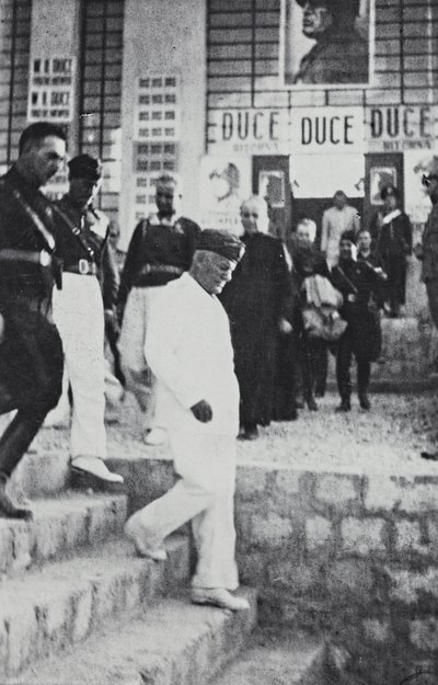 Album " Duce ": Benito Mussolini podczas oficjalnej wizyty na Sycylii (zdjęcie czarno-białe) autorstwa A. Scarlata