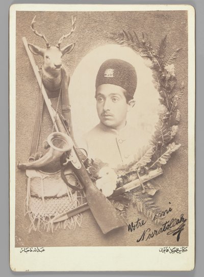 Oficjalny portret królewski księcia Nosratollaha, 1899 (zdjęcie z albumu srebrnego) autorstwa Abdullah Qajar