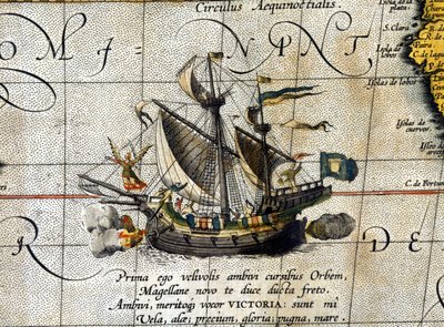 Łódź Magellana „Victoria”, która przepłynęła Ocean Spokojny, została przedstawiona w atlasie holenderskim Abrahama Orteliusa (1580). autorstwa Abraham Ortelius
