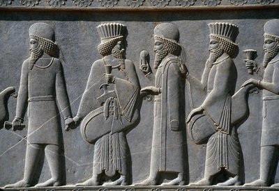 Fragment fryzu procesyjnego po wschodniej stronie pałacu Apadana, Persepolis, Iran, ok. 518-465 pne (szary kamień) autorstwa Achaemenid
