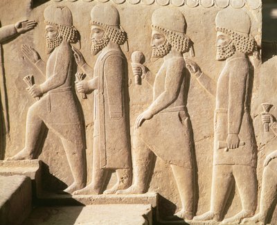 Płaskorzeźba przedstawiająca strażników medyjskich ze schodów Sali Triplyon, okres Achemeniów, VI-V w. p.n.e. (wapień) autorstwa Achaemenid