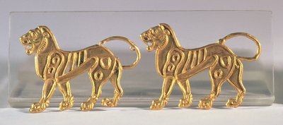 Dwie sekwencje lwów, które zostały naszyte na ceremonialne szaty, z Hamadan, ok. V-IV w. p.n.e. (złoto) autorstwa Achaemenid