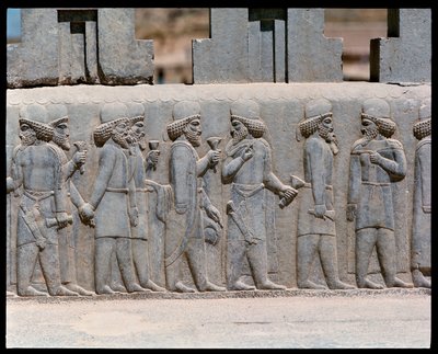Widok na płaskorzeźby schodów północnych autorstwa Achaemenid
