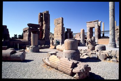 Widok na zachodnie wejście do Sali Stu Kolumn autorstwa Achaemenid