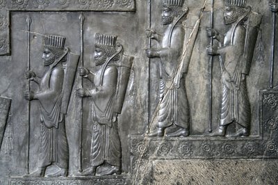 Rzeźba ścienna przedstawiająca Gwardię Królewską, Tachara, Persepolis, ok. VI-V wpne (szary kamień) autorstwa Achaemenid