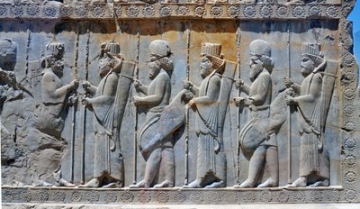 Rzeźba ścienna przedstawiająca Gwardię Królewską, Tachara, Persepolis, ok. VI-V wpne (szary kamień) autorstwa Achaemenid