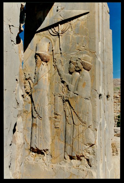 Kserkses (ok. 519-465 pne) i jego towarzysze wchodzący lub wychodzący z pałacu, ulga od hadisów (prywatny pałac Kserksesa), ok. 480-70 pne autorstwa Achaemenid