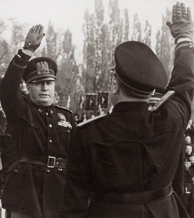 Benito Mussolini honoruje faszystowskiego urzędnika salutem (zdjęcie czarno-białe) autorstwa Achille Villani