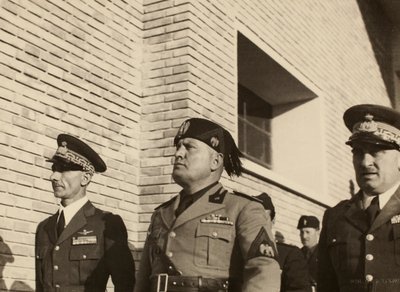 Inauguracja budynków Królewskiego Lotniska „Fausto Pesci” w Bolonii, wybudowanych przez firmę Mauro Toschi fu Ulisse, w obecności Duce Benito Mussoliniego, 24.10.1936 (zdjęcie czarno-białe) autorstwa Achille Villani
