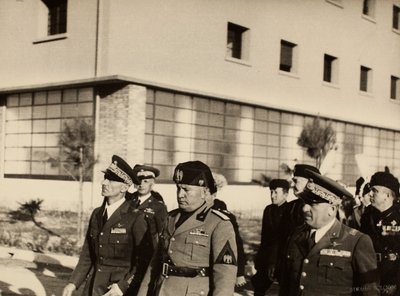 Inauguracja budynków Królewskiego Lotniska „Fausto Pesci” w Bolonii, wybudowanych przez firmę Mauro Toschi fu Ulisse, w obecności Duce Benito Mussoliniego, 24.10.1936 (zdjęcie czarno-białe) autorstwa Achille Villani