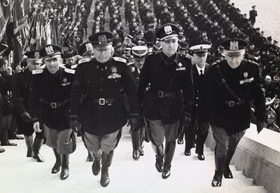 Mussolini na paradzie wojskowej (zdjęcie czarno-białe) autorstwa Achille Villani