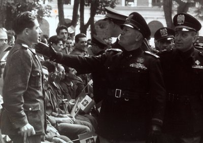 Mussolini pozdrawiający żołnierza (zdjęcie czarno-białe) autorstwa Achille Villani